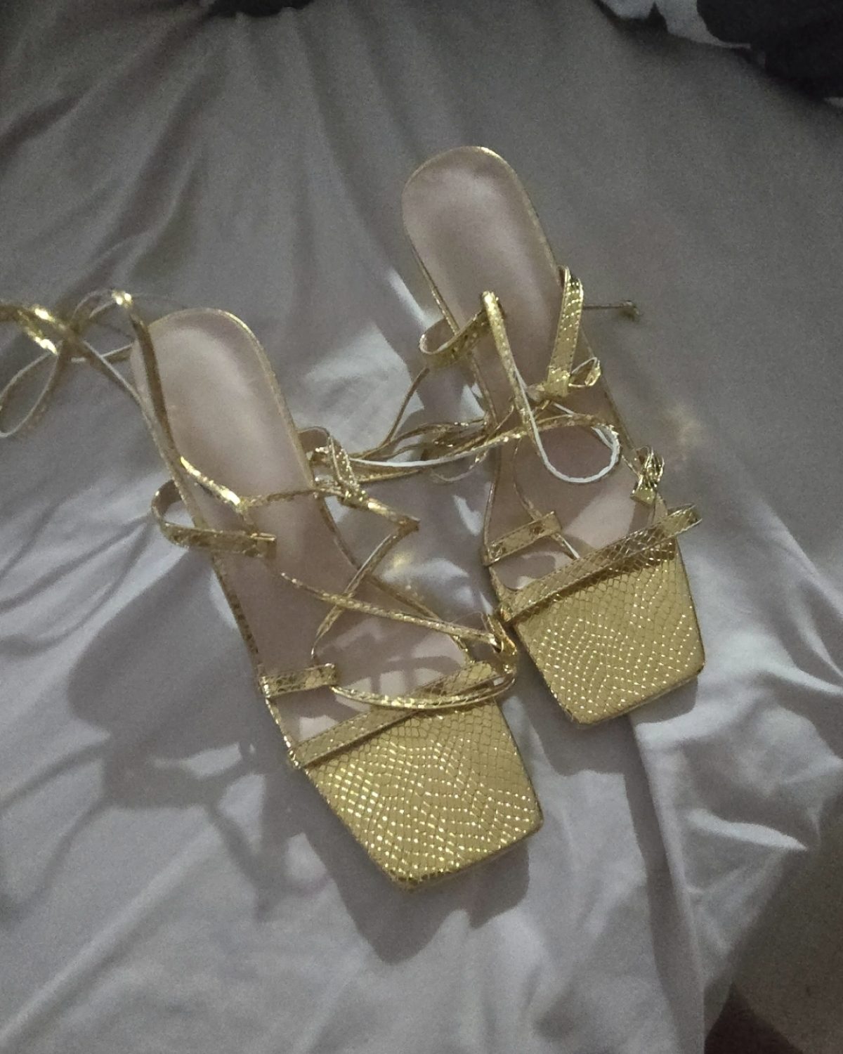 Zapatillas de mujer en color oro con diseño elegante