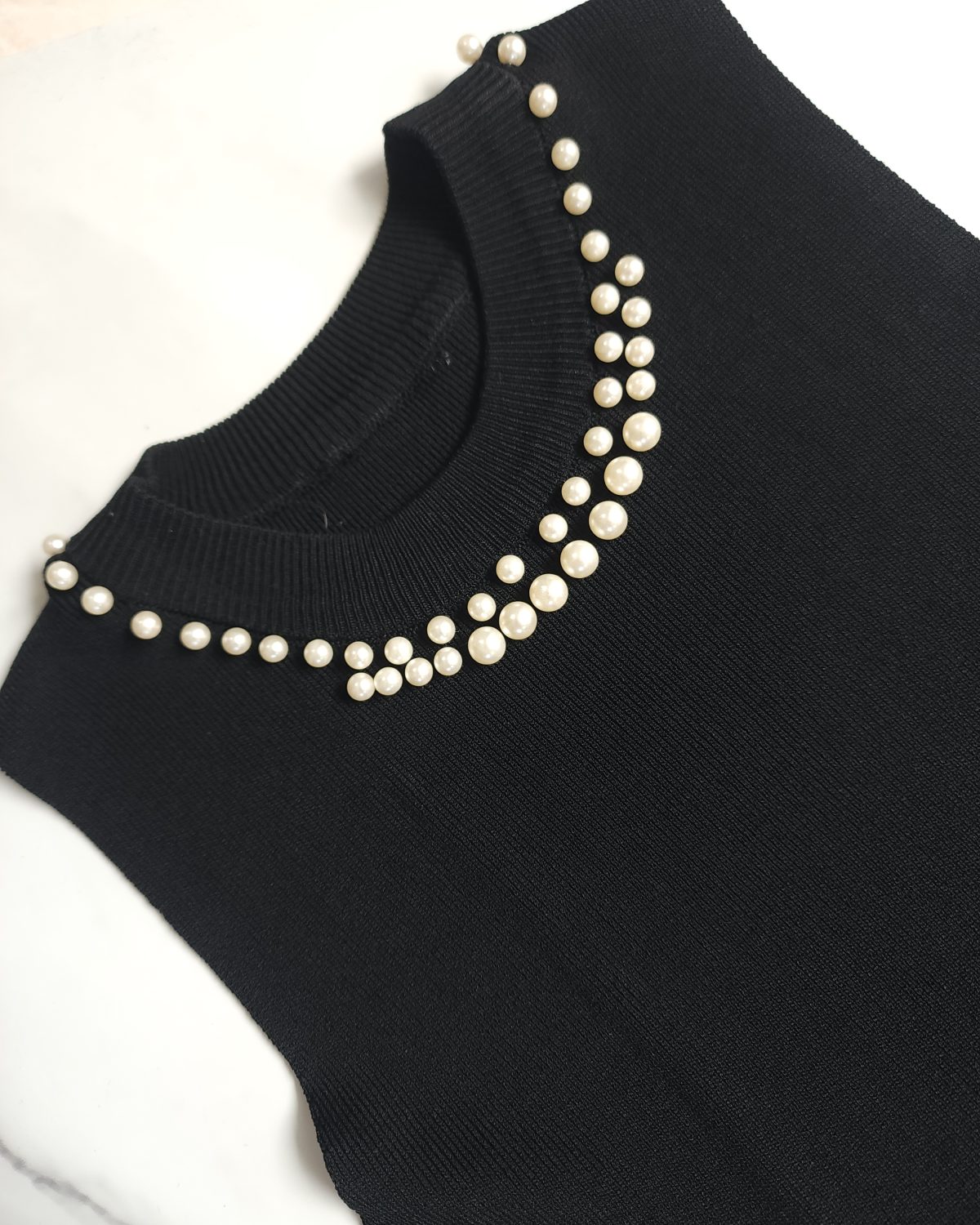 Blusa negra con perlas
