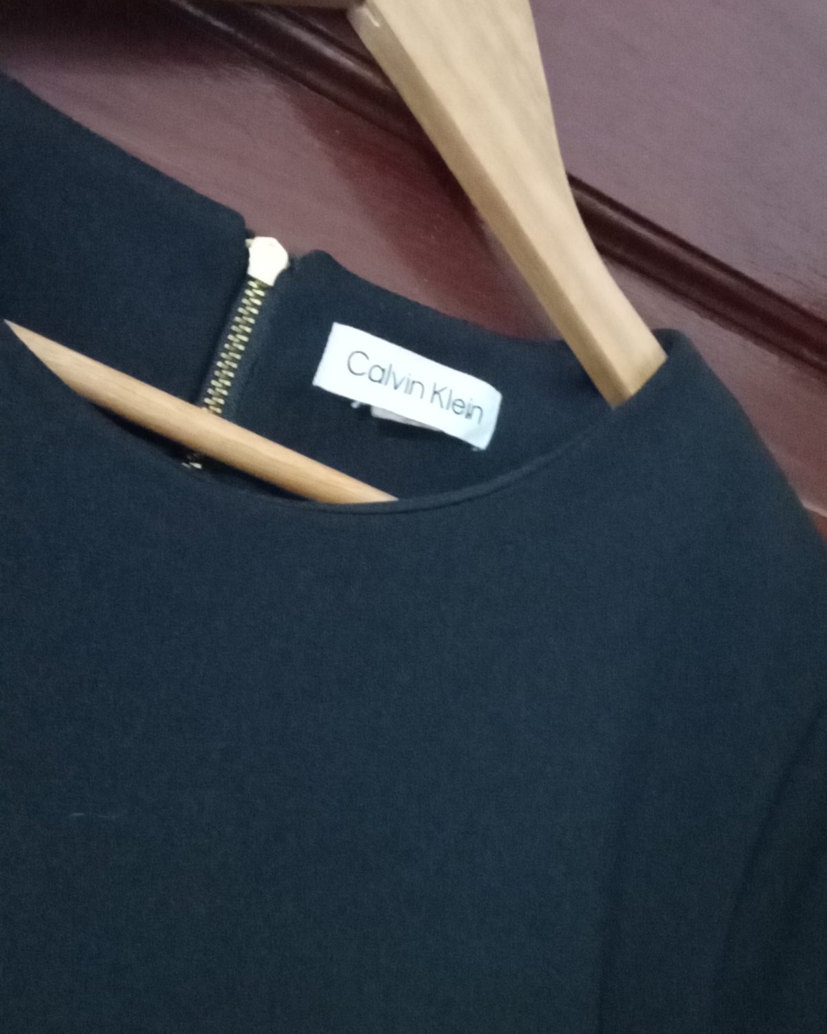 Vestido negro de mujer con mangas de volante de Calvin Klein