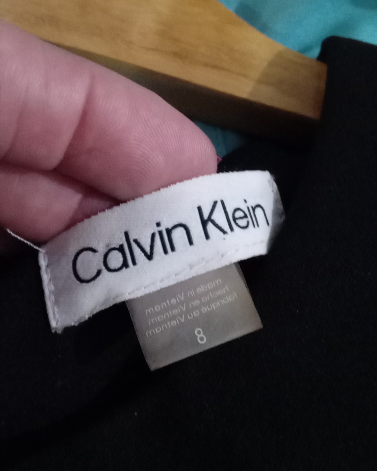 Vestido negro de mujer con mangas de volante de Calvin Klein