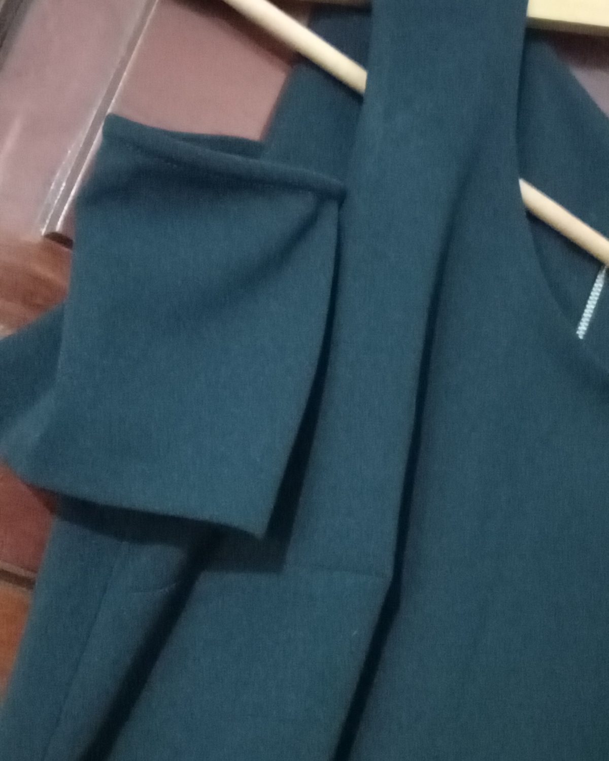 Vestido negro de rayón con hombros descubiertos para mujer