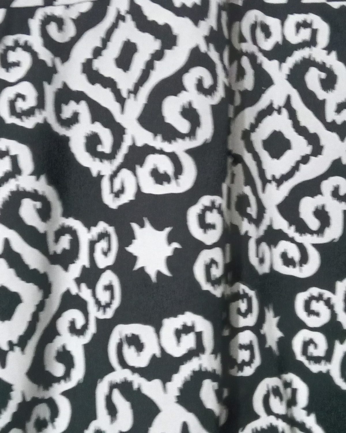 Enterizo de mujer en negro con estampado blanco