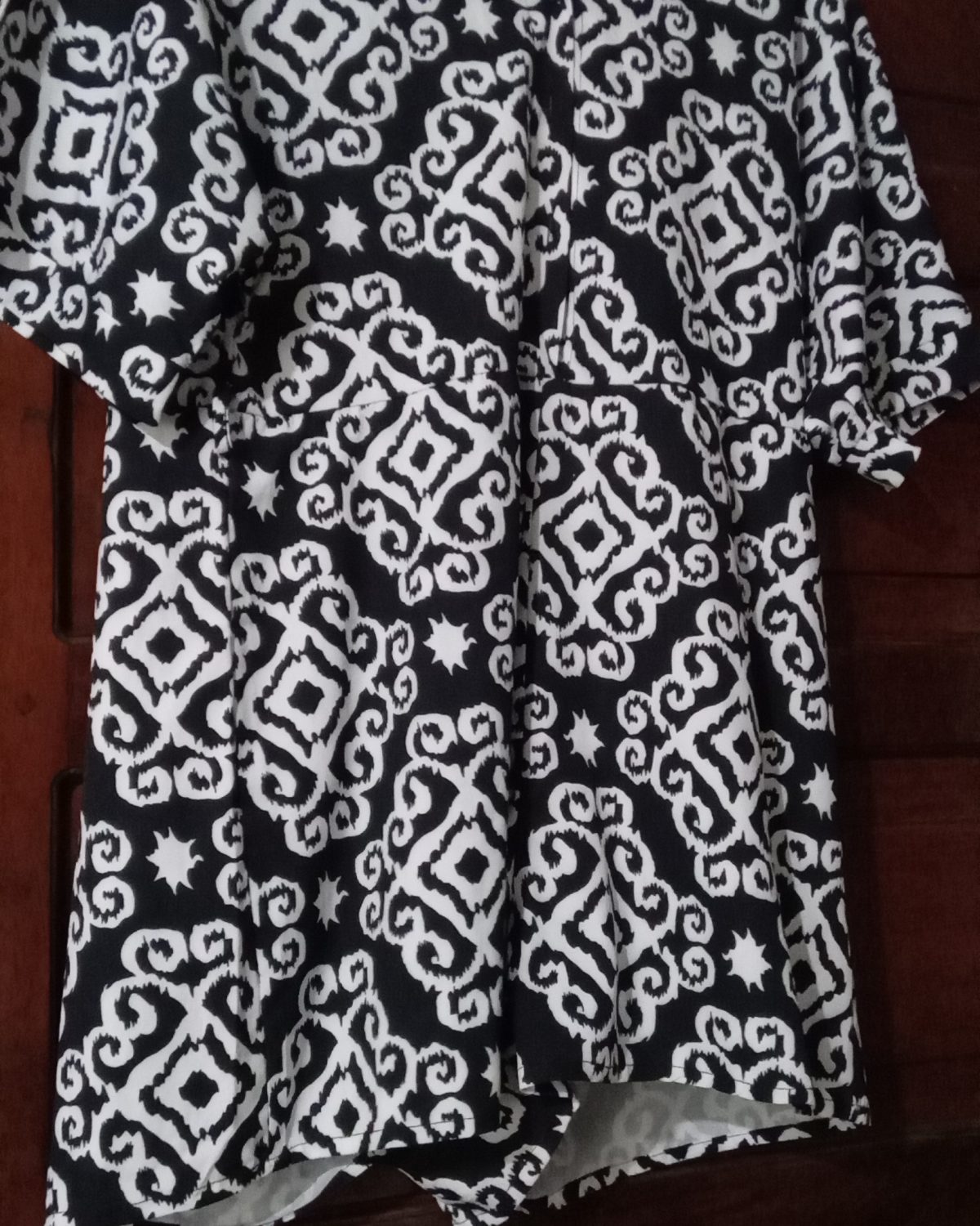 Enterizo de mujer en negro con estampado blanco