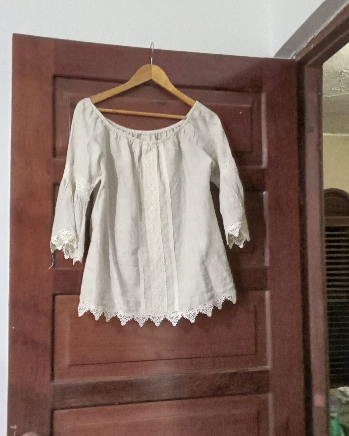 Blusa de lino crema con detalles Gris Y Marron en encaje para mujer