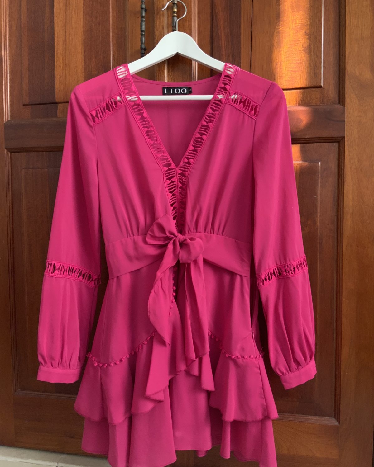 Vestido corto de mujer en tono rosado con volantes