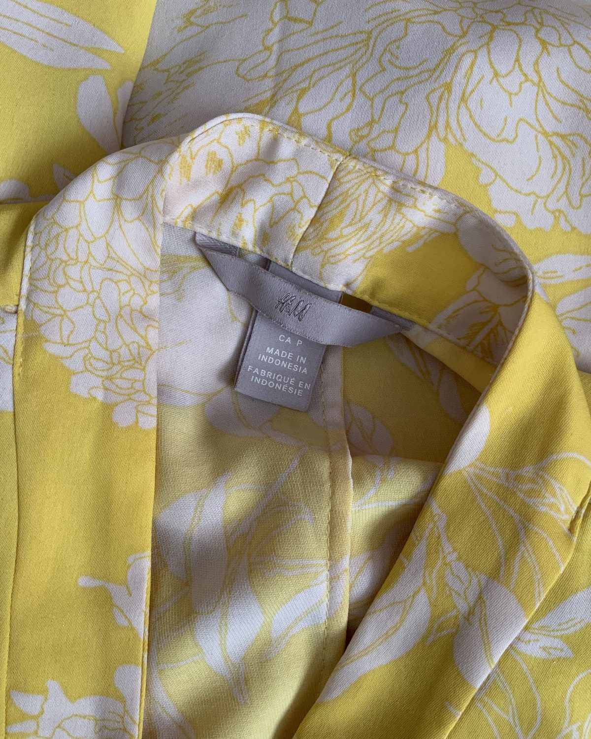 Vestido amarillo con estampado floral para mujer