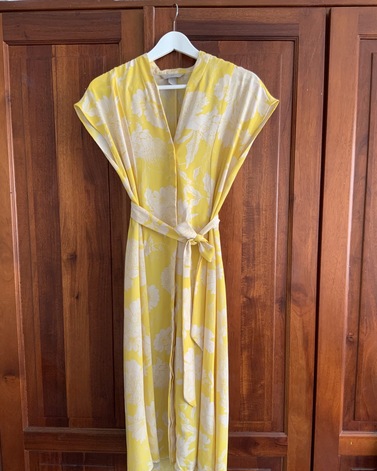 Vestido amarillo con estampado floral para mujer