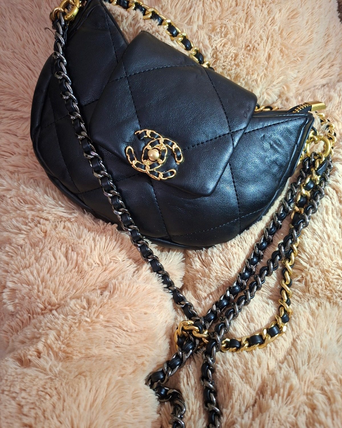 Cartera pequeña Chanel 19 Hobo en negro con detalle acolchado
