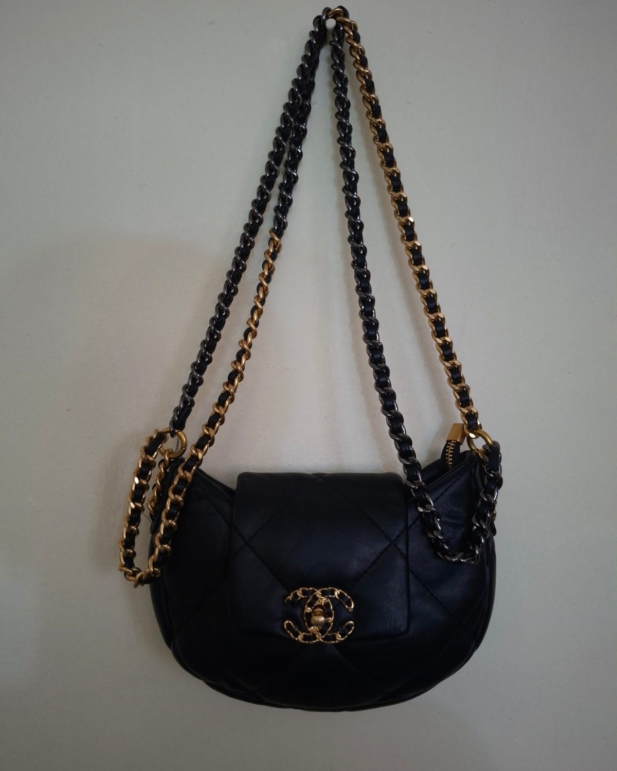 Cartera pequeña Chanel 19 Hobo en negro con detalle acolchado