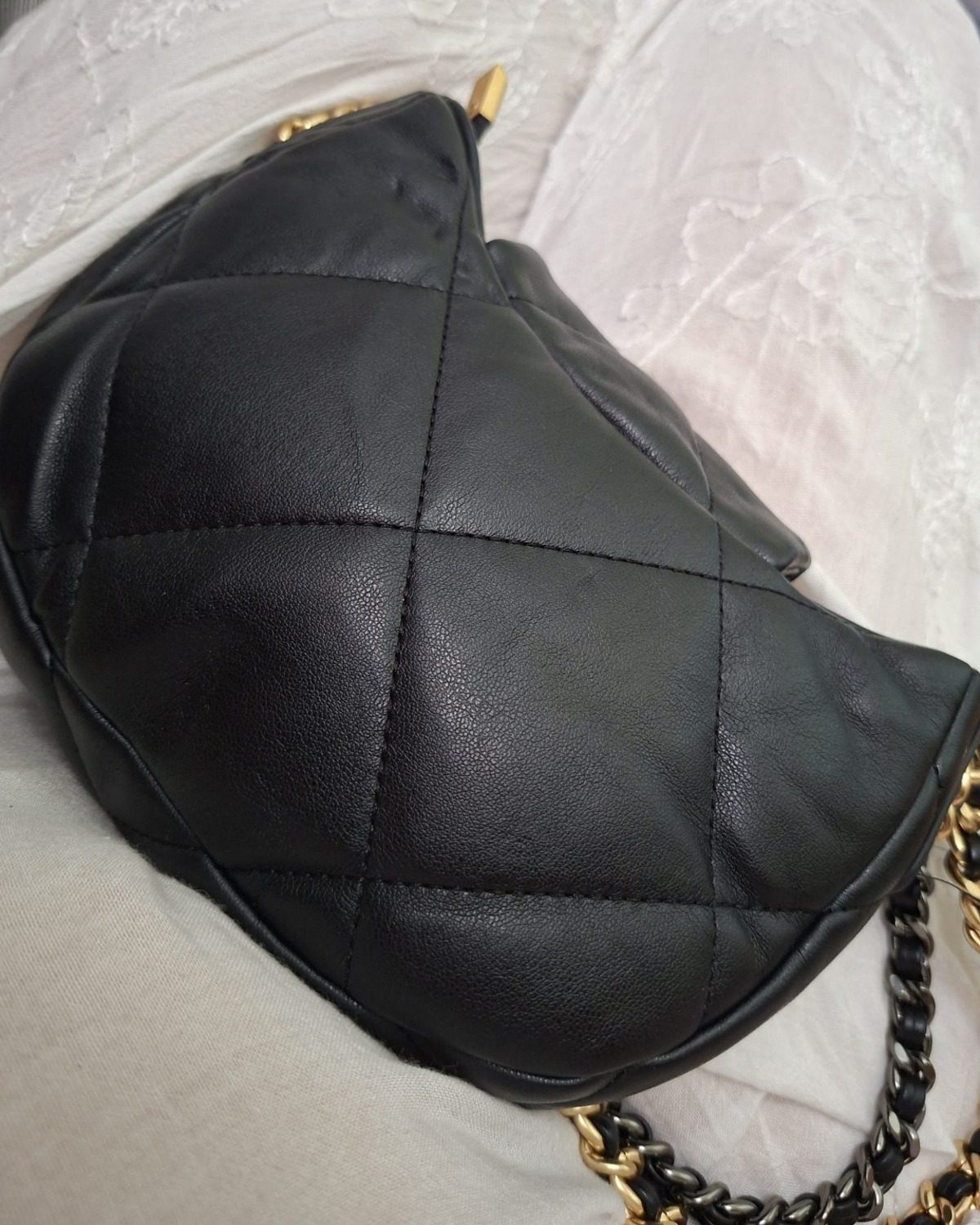 Cartera pequeña Chanel 19 Hobo en negro con detalle acolchado