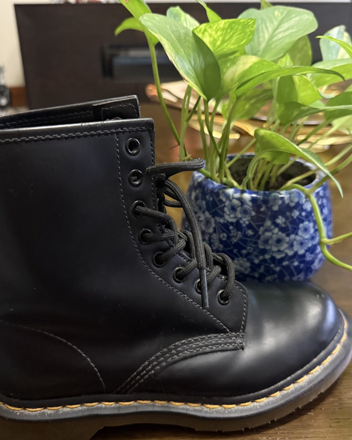 Dr. Martens Botas de trabajo unisex 1460 Originals de 8 ojos, puntera suave, antideslizantes, 6 pulg