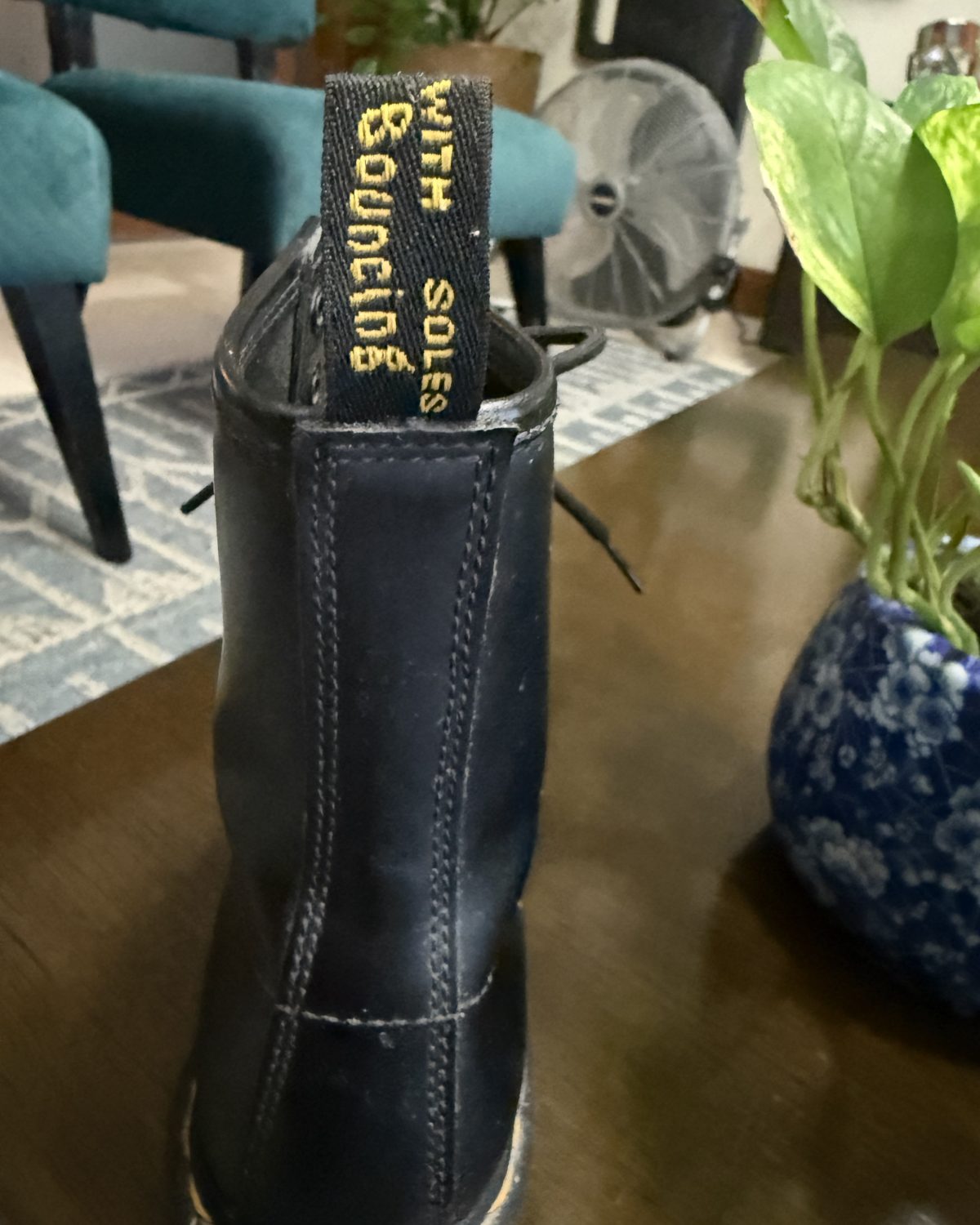 Dr. Martens Botas de trabajo unisex 1460 Originals de 8 ojos, puntera suave, antideslizantes, 6 pulg
