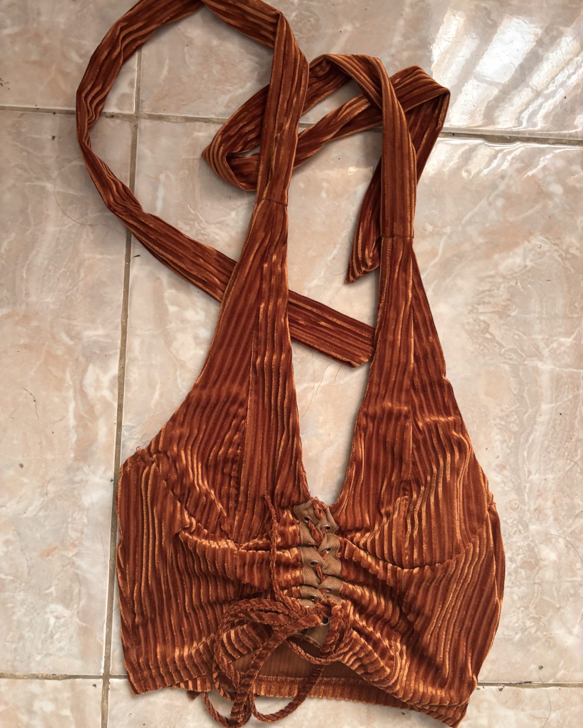Blusa de mujer marrón con detalle de tiras