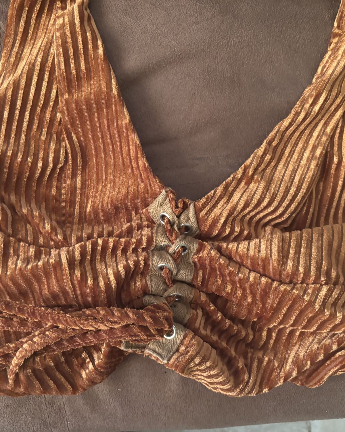 Blusa de mujer marrón con detalle de tiras