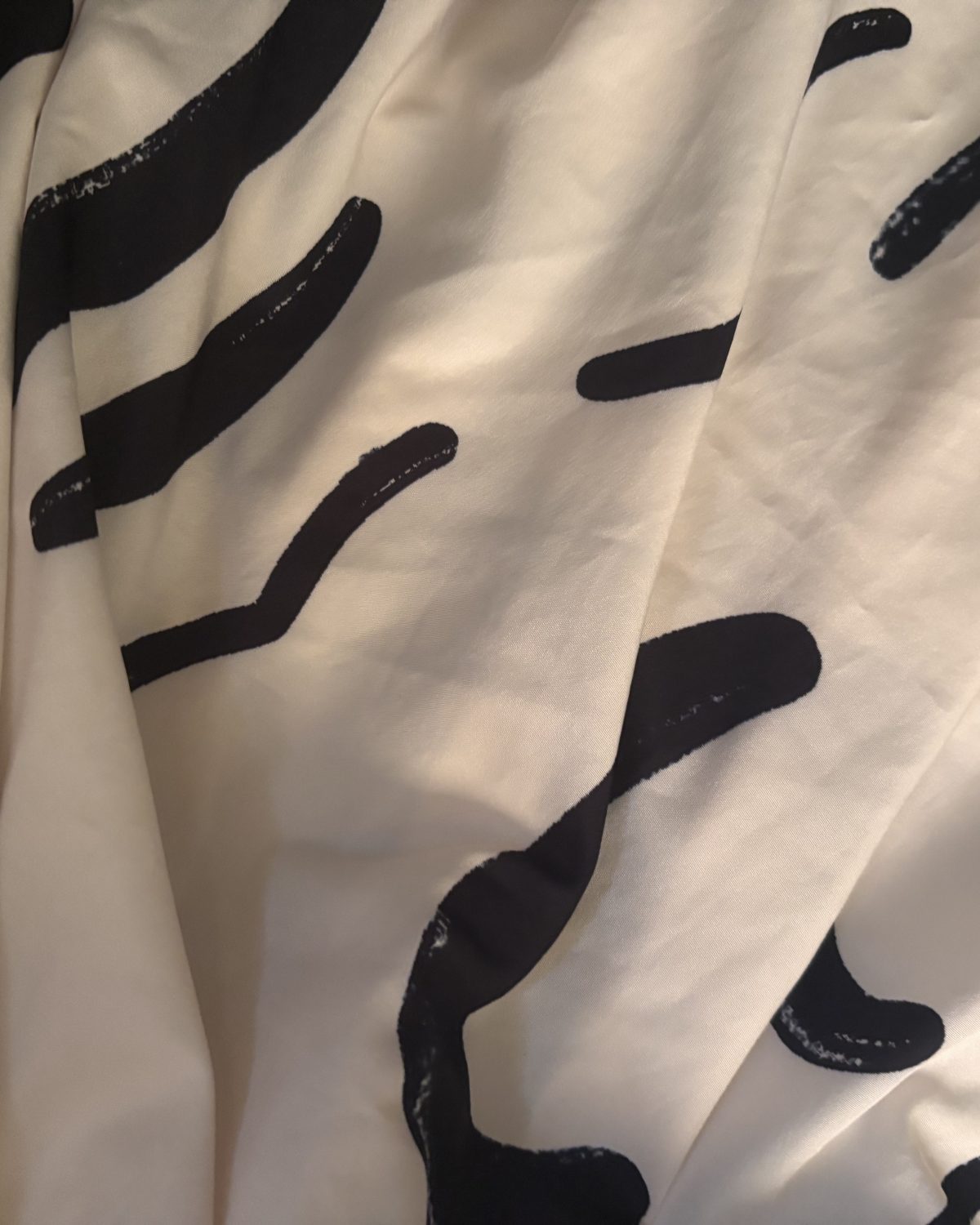 Vestido de mujer blanco con estampado gráfico