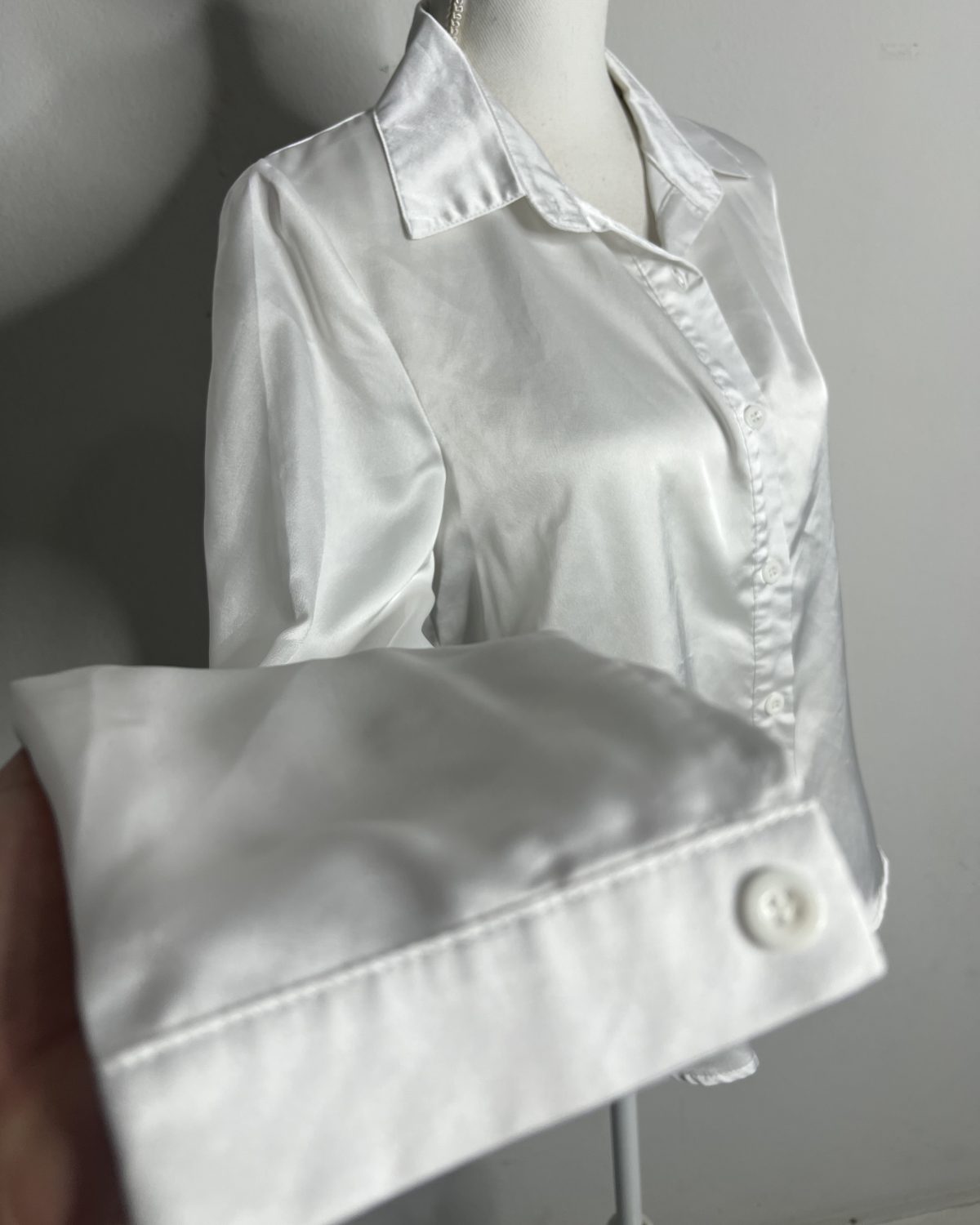 Camisa satinada blanca