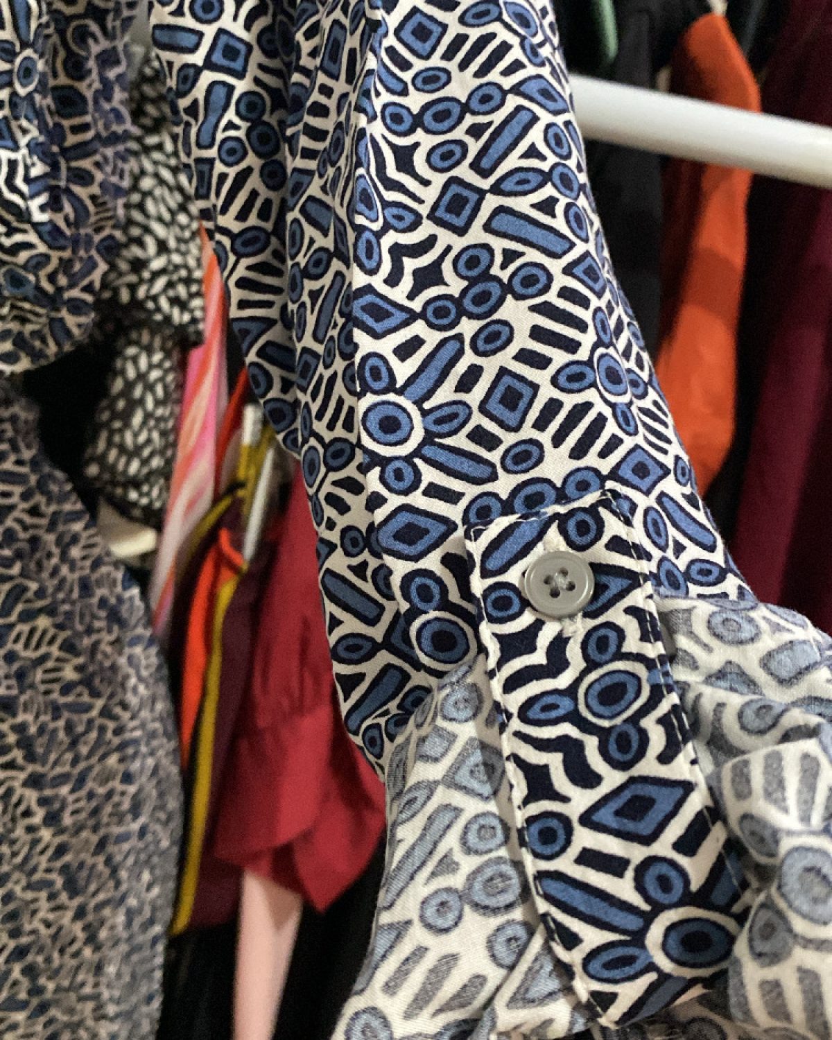 Vestido de mujer en gris y plateado con estampado