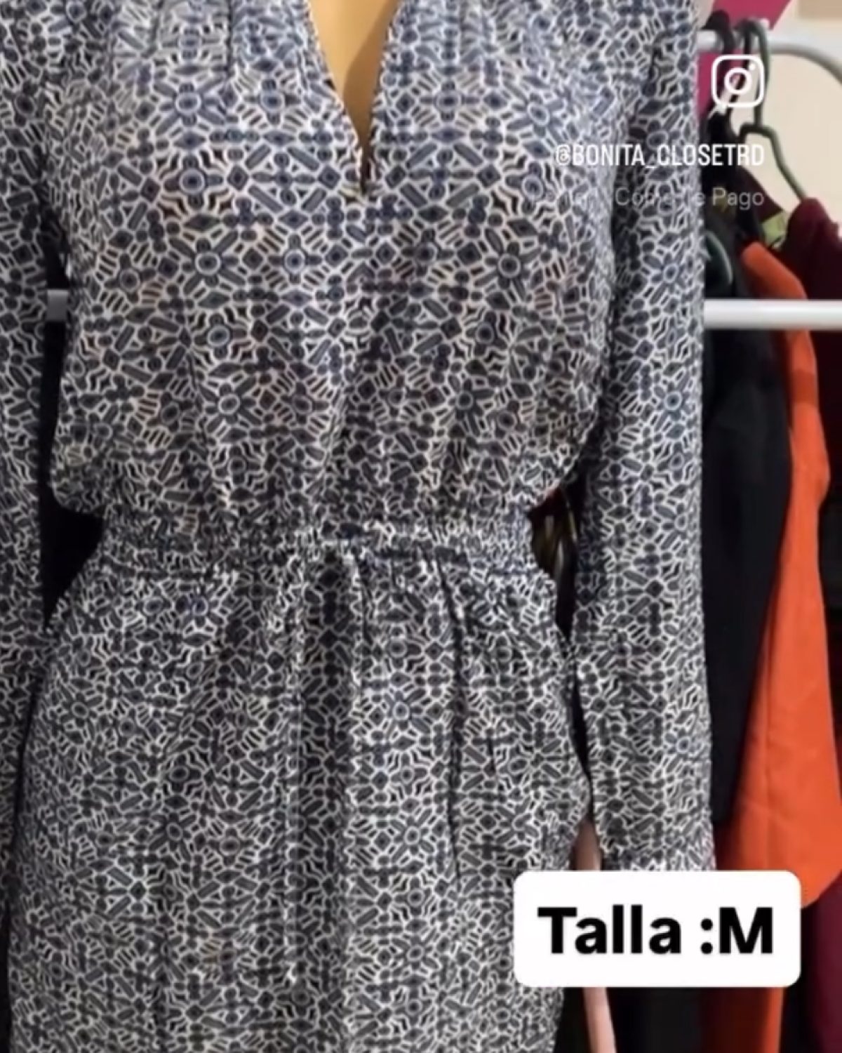 Vestido de mujer en gris y plateado con estampado