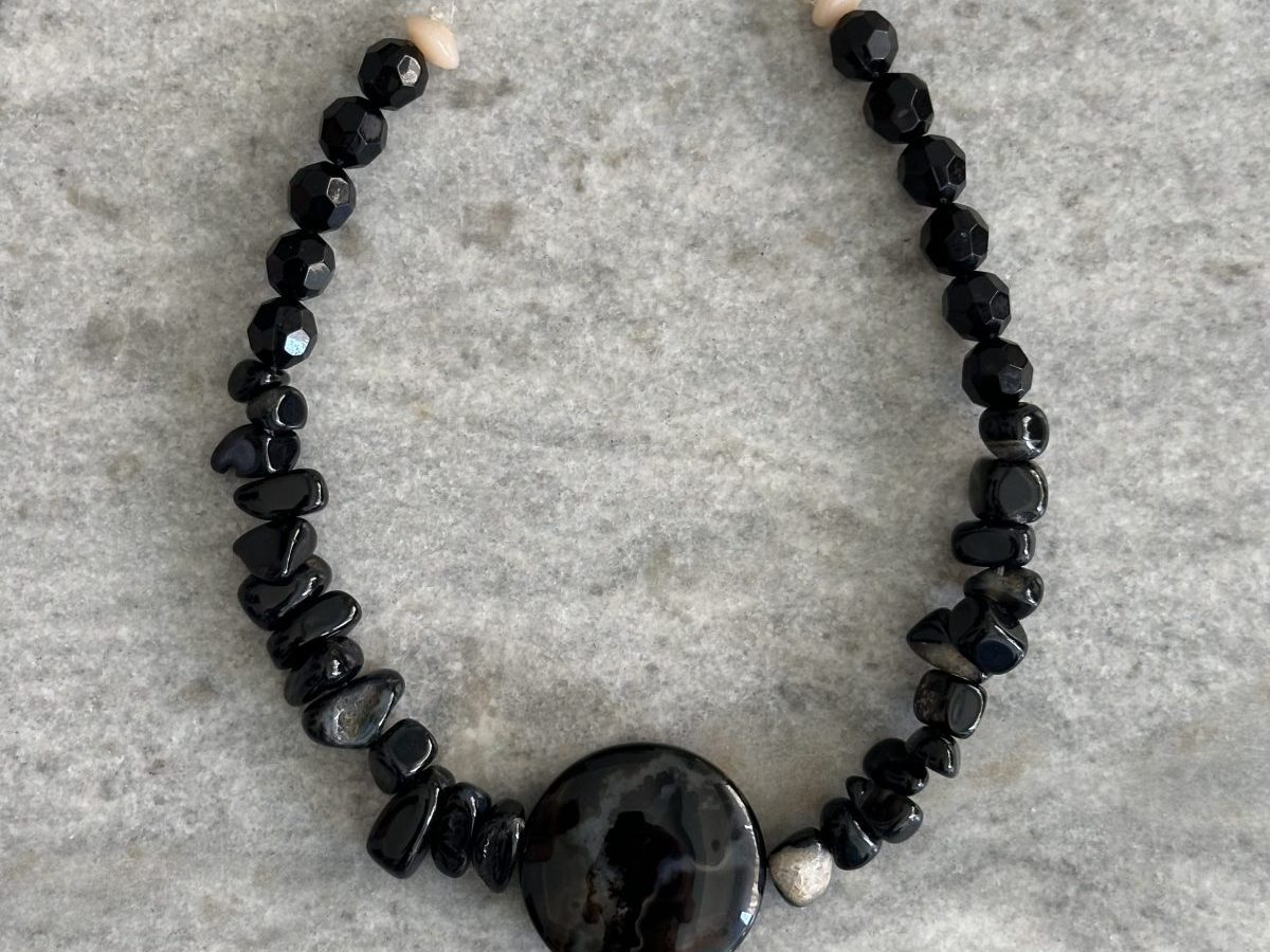 Collar piedras negras