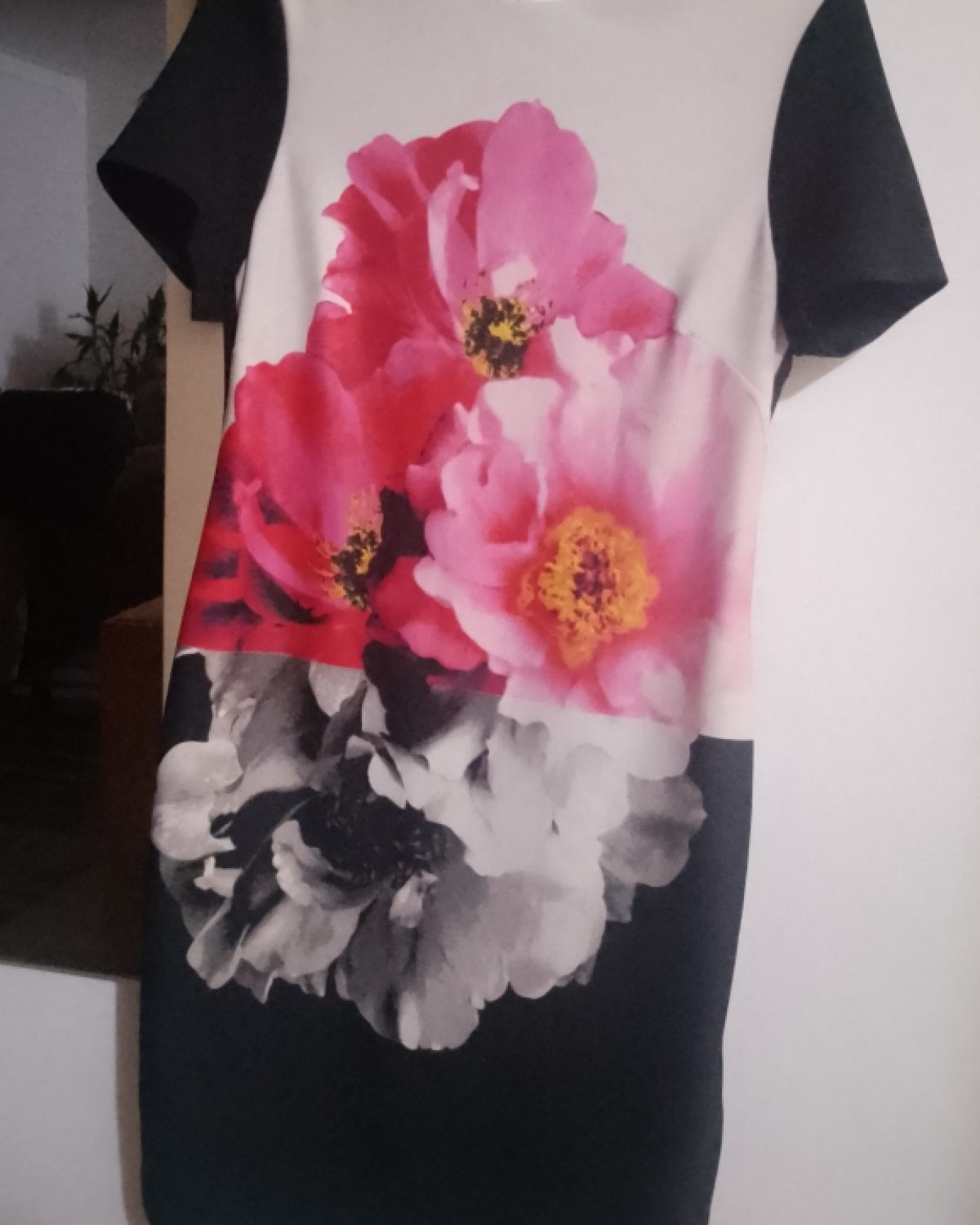 Vestido de mujer VINCE CAMUTO con estampado floral Negro Y Rosado Claro en negro