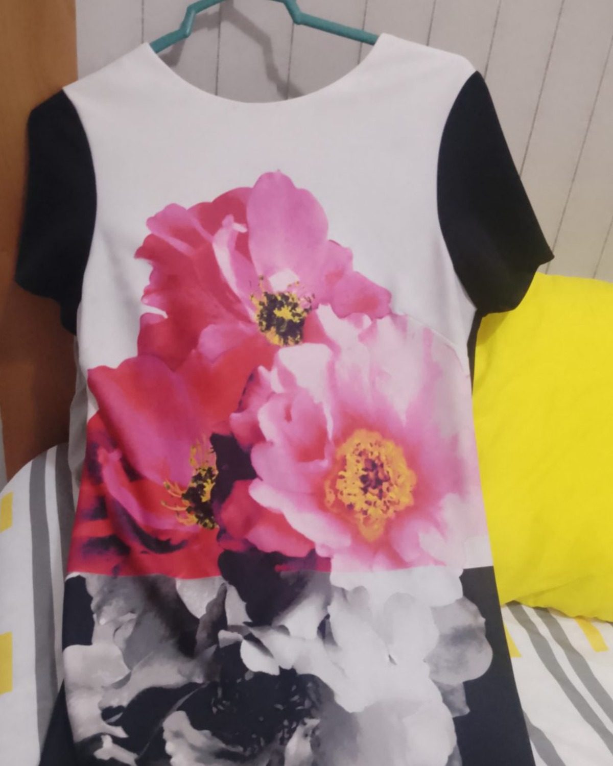 Vestido de mujer VINCE CAMUTO con estampado floral Negro Y Rosado Claro en negro