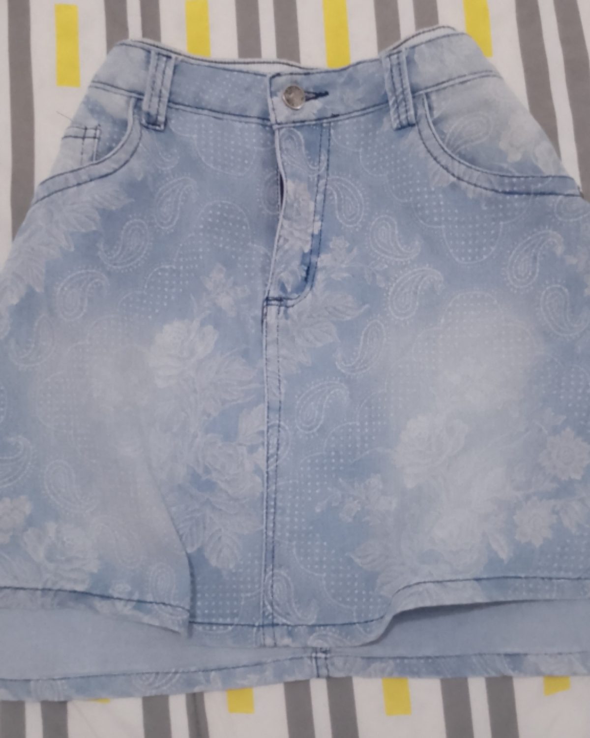 Falda de mujer en denim azul claro con estampado floral