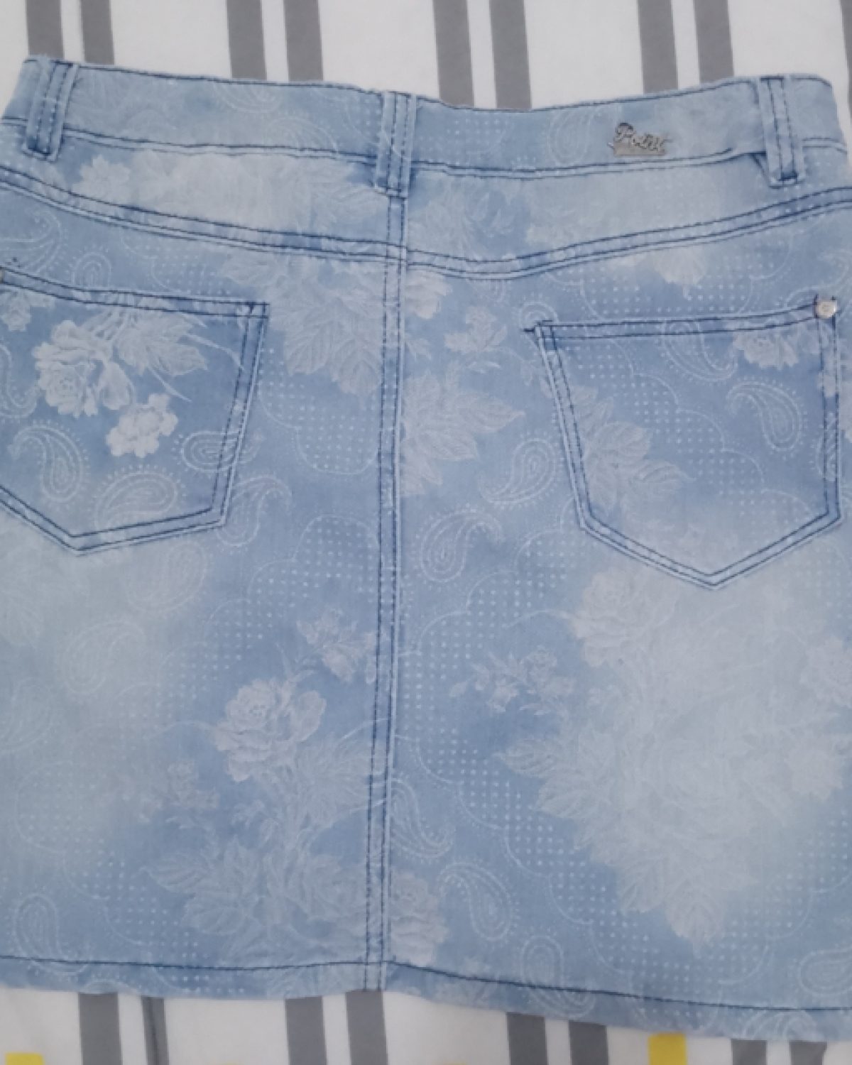 Falda de mujer en denim azul claro con estampado floral
