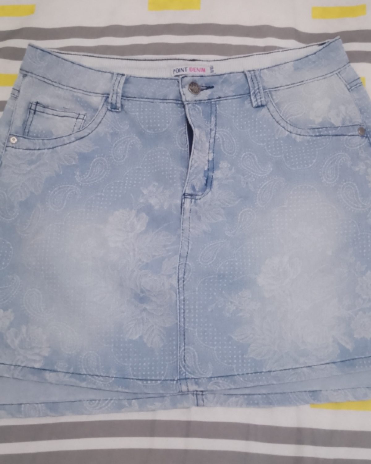 Falda de mujer en denim azul claro con estampado floral