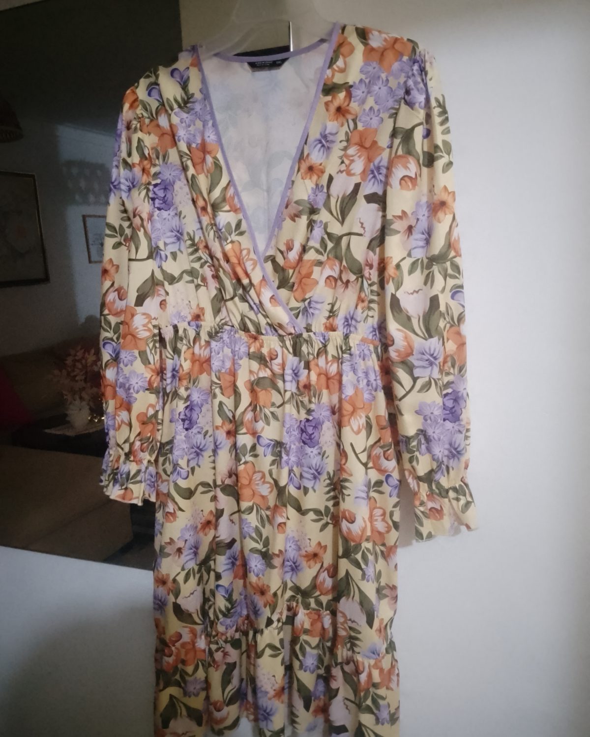 Vestido SHEIN Curve XL con estampado floral  en tonos cálidos