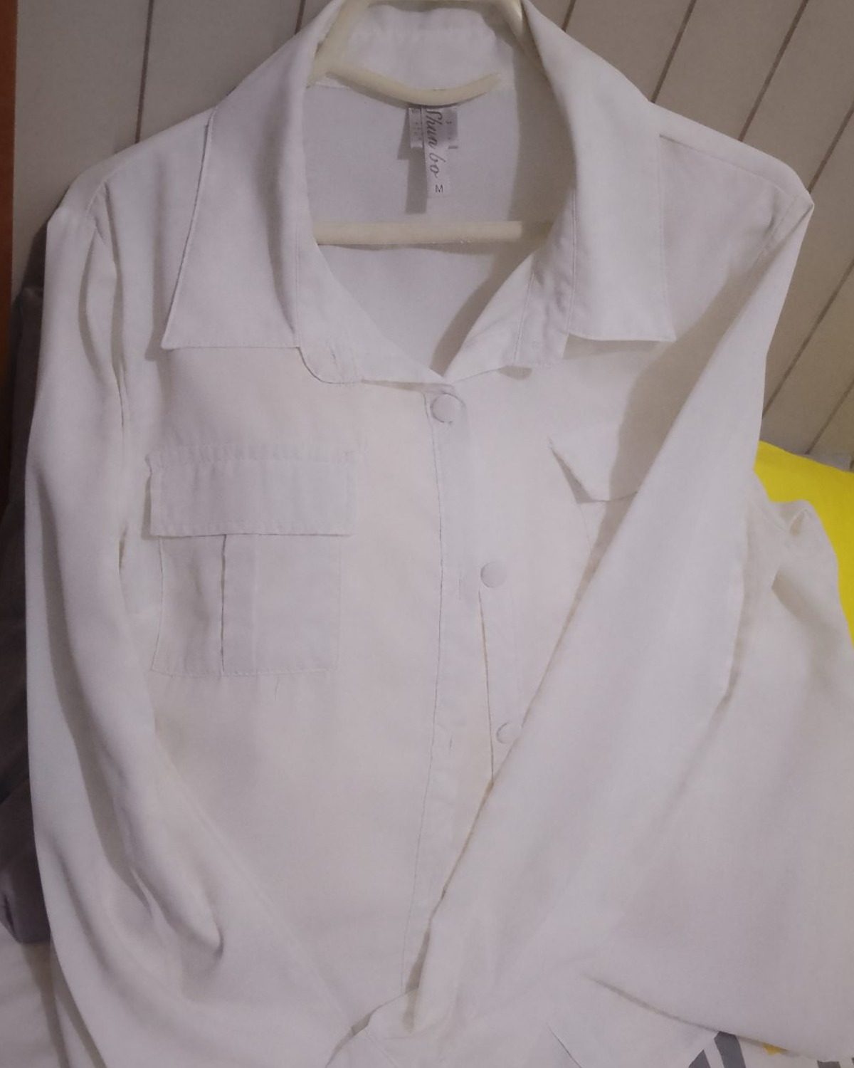 Camisa blanca de mujer con mangas largas y dos bolsillos Blanco
