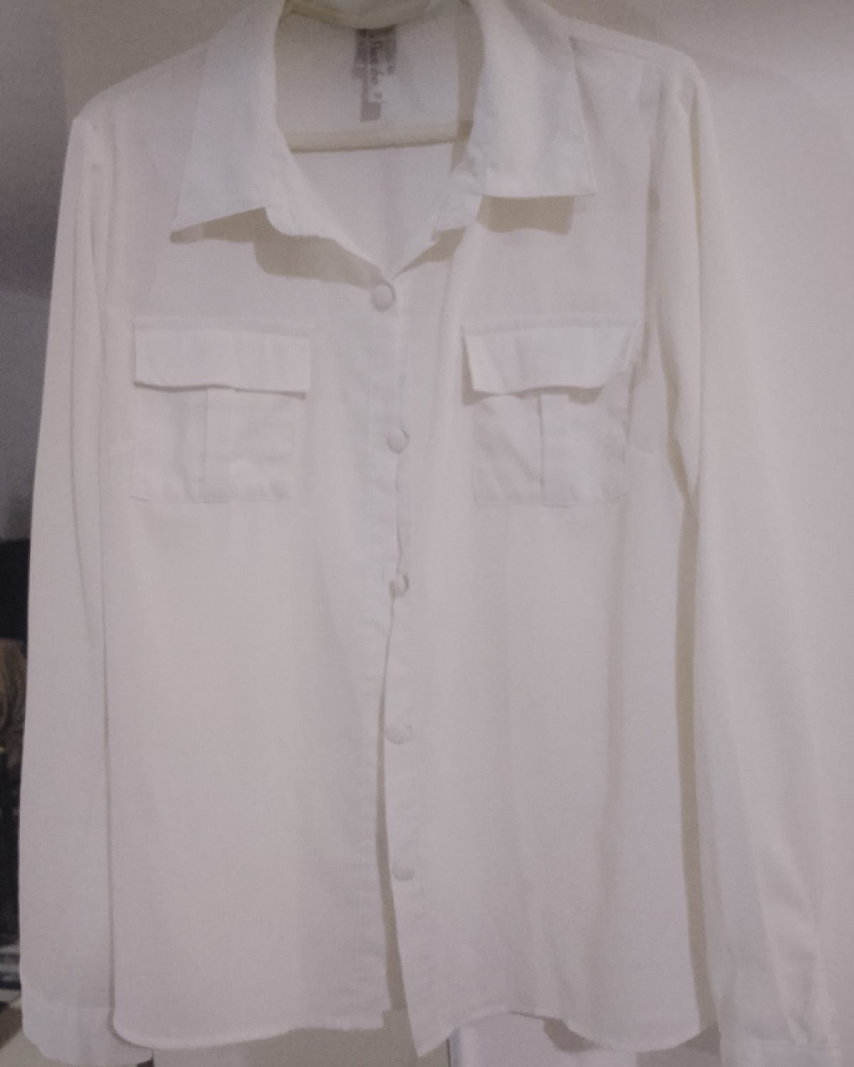 Camisa blanca de mujer con mangas largas y dos bolsillos Blanco