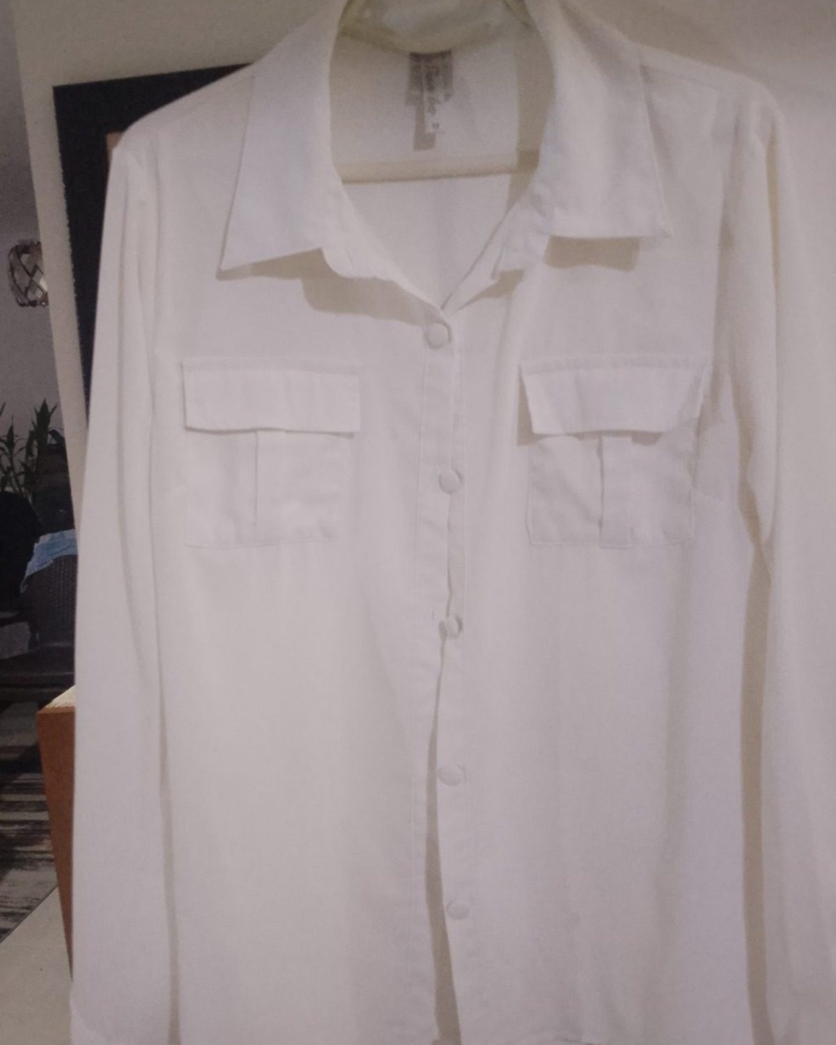 Camisa blanca de mujer con mangas largas y dos bolsillos Blanco