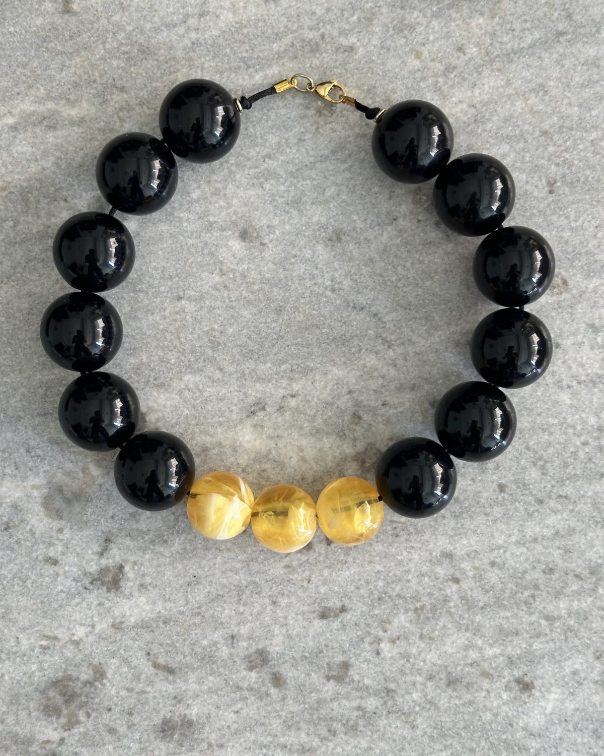 Collar negro y amarillo