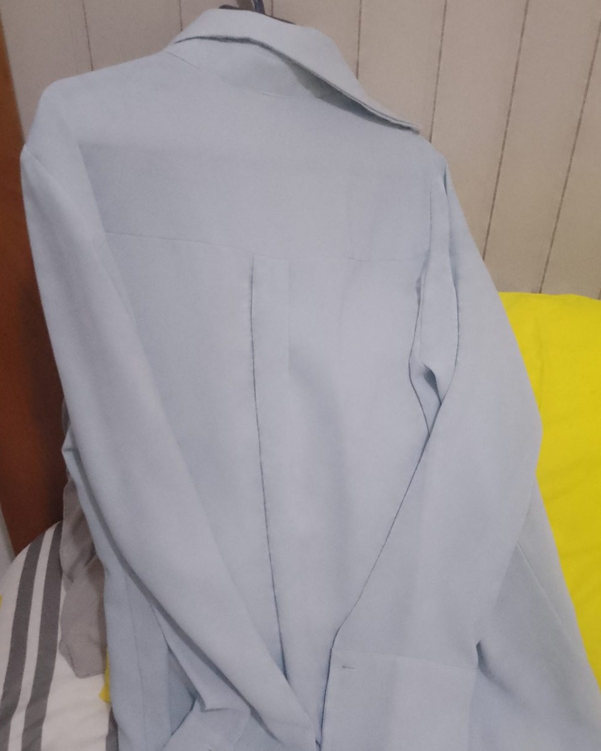 Camisa de mujer en satén azul grisoso con mangas largas