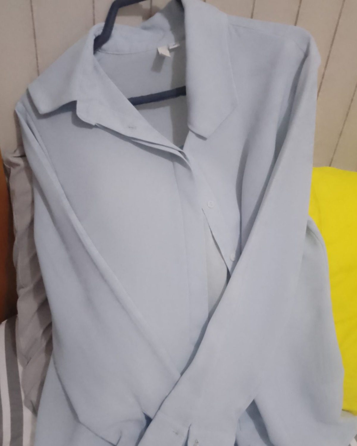 Camisa de mujer en satén azul grisoso con mangas largas