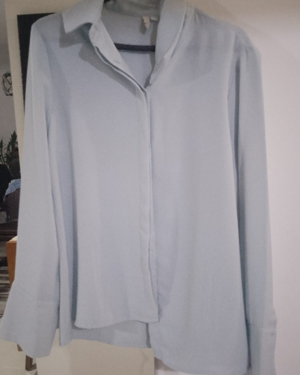 Camisa de mujer en satén azul grisoso con mangas largas