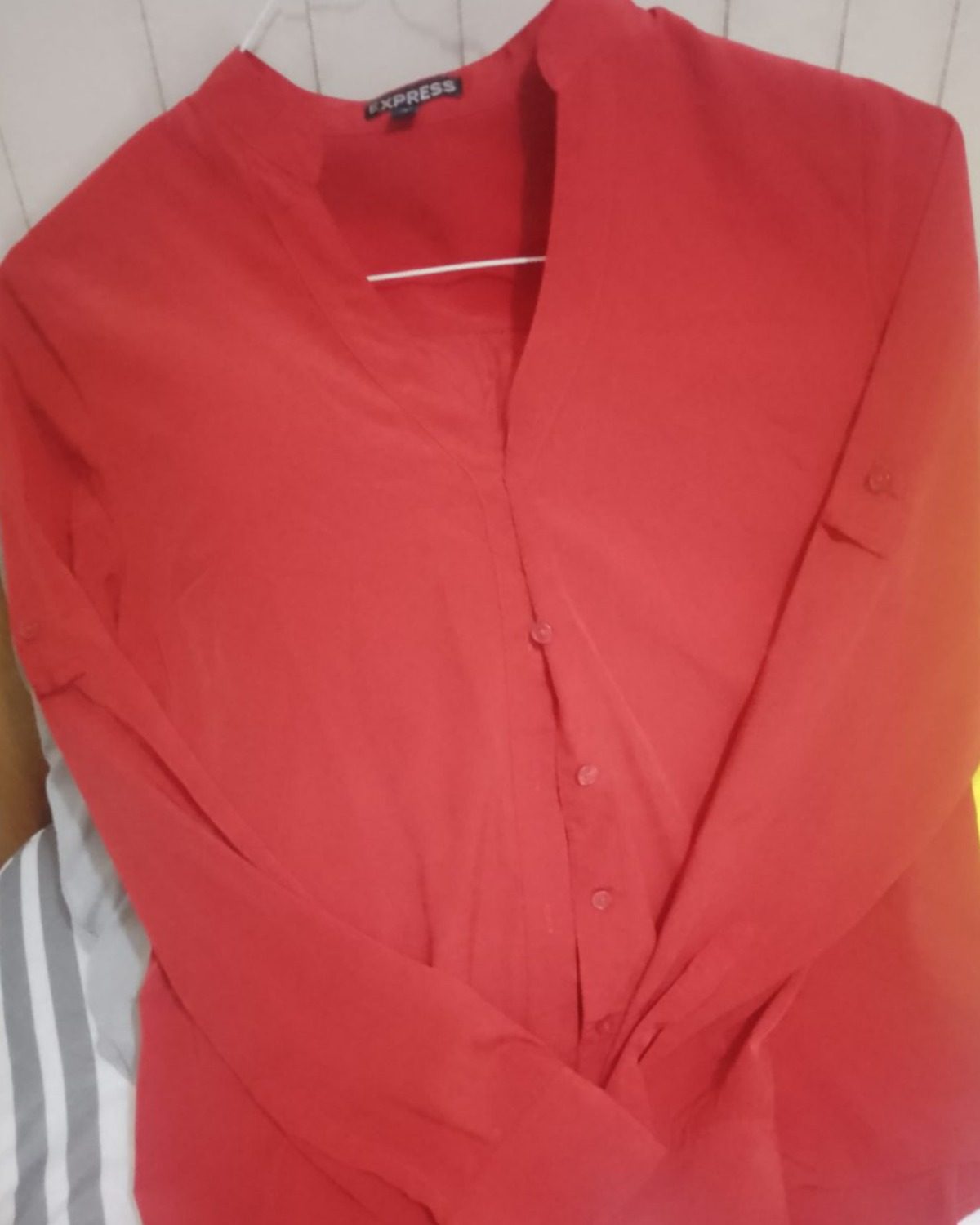 Camisa roja de satén para mujer con mangas largas