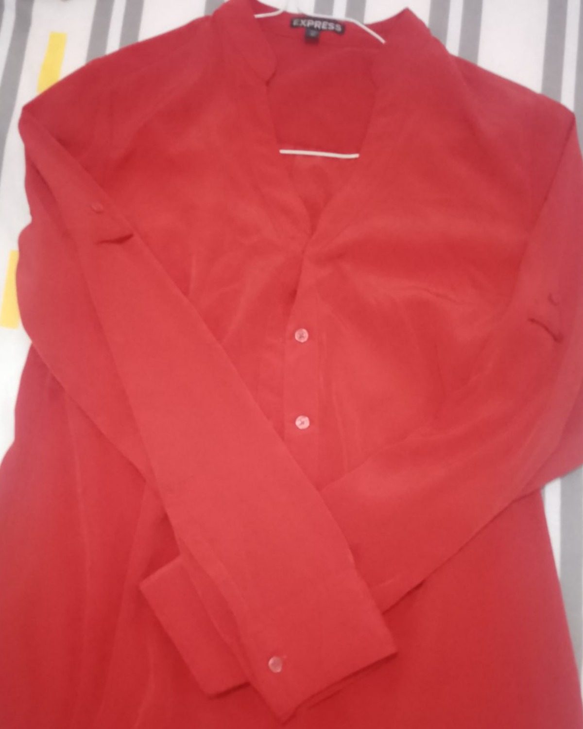 Camisa roja de satén para mujer con mangas largas