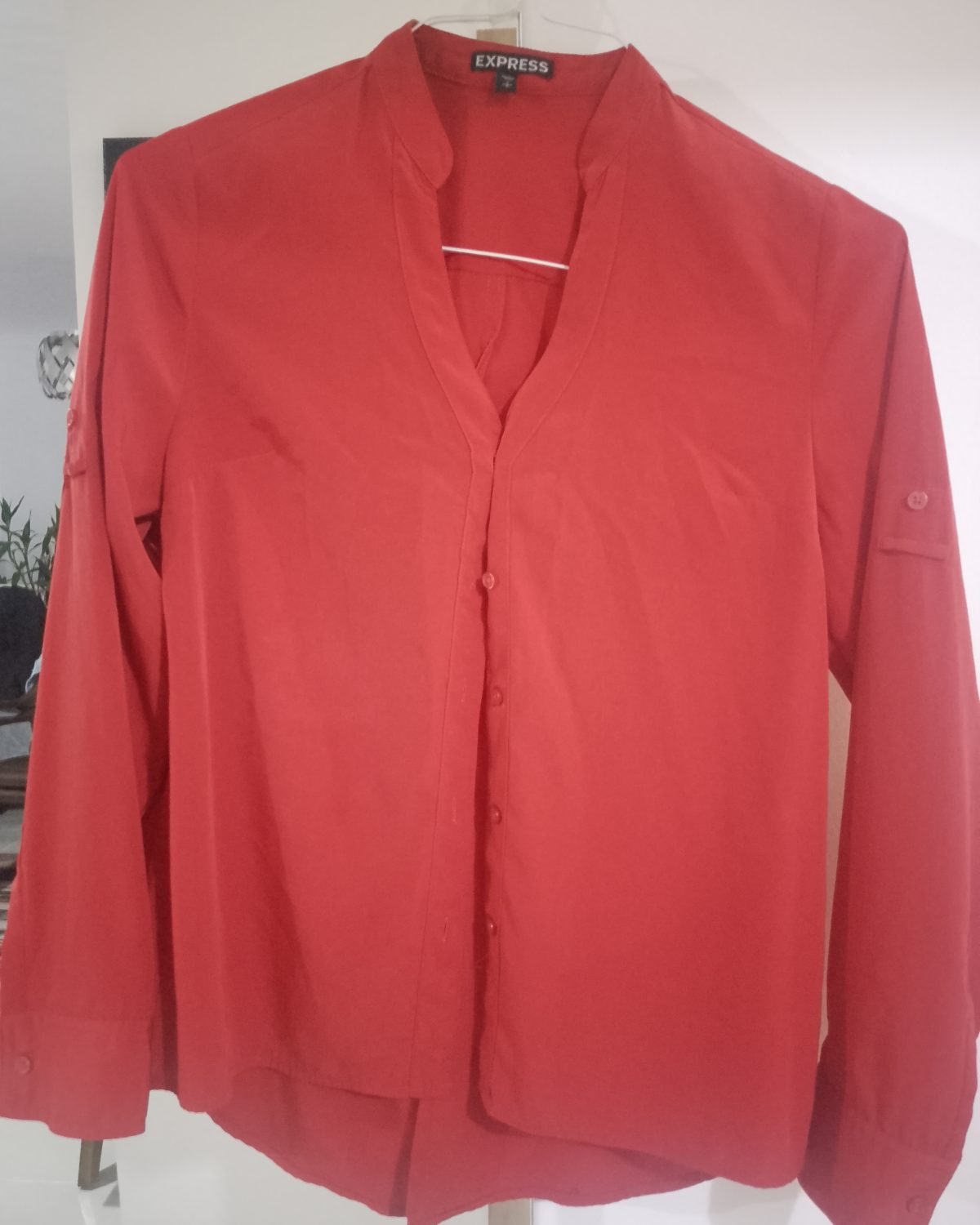 Camisa roja de satén para mujer con mangas largas