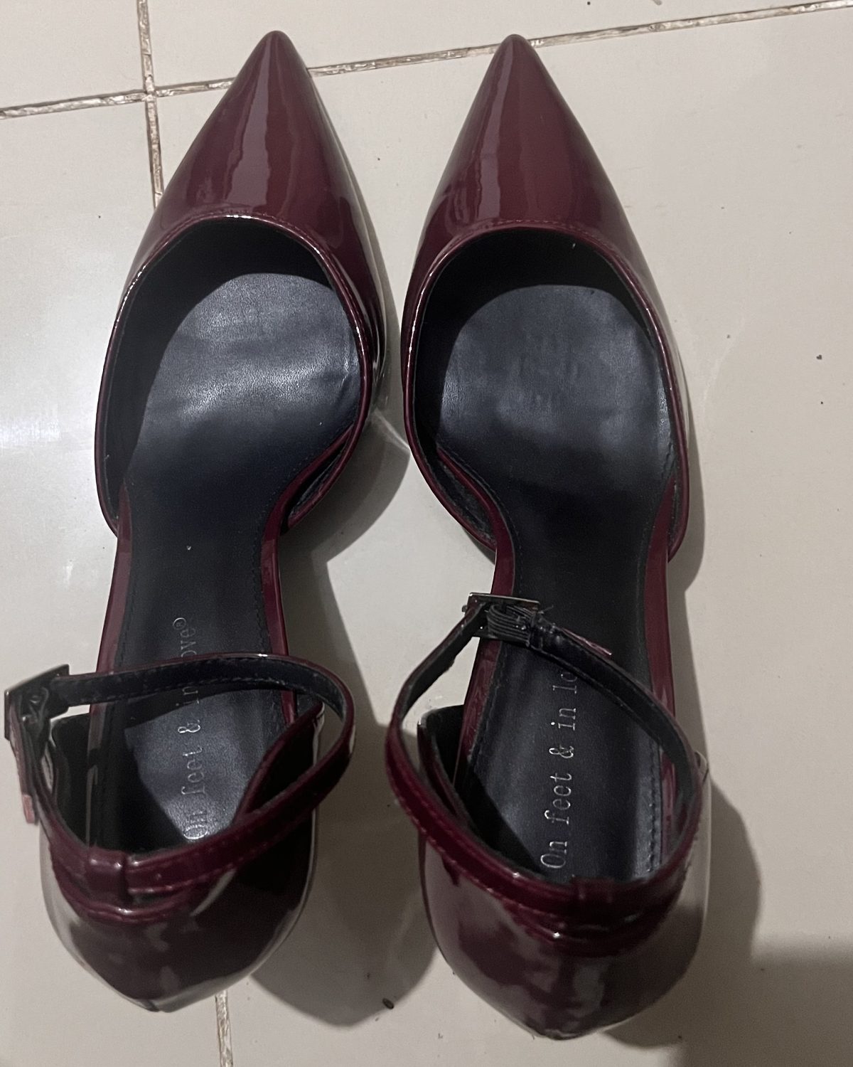 Zapatos de tacón color rojo vino