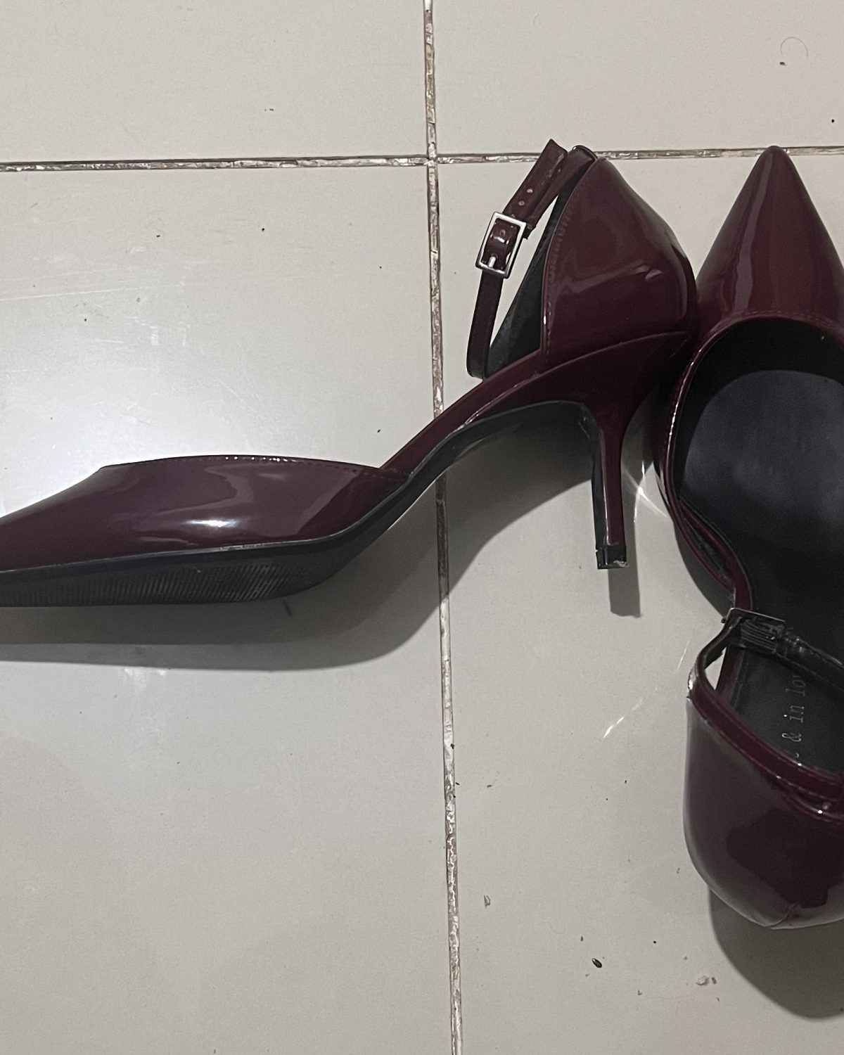 Zapatos de tacón color rojo vino
