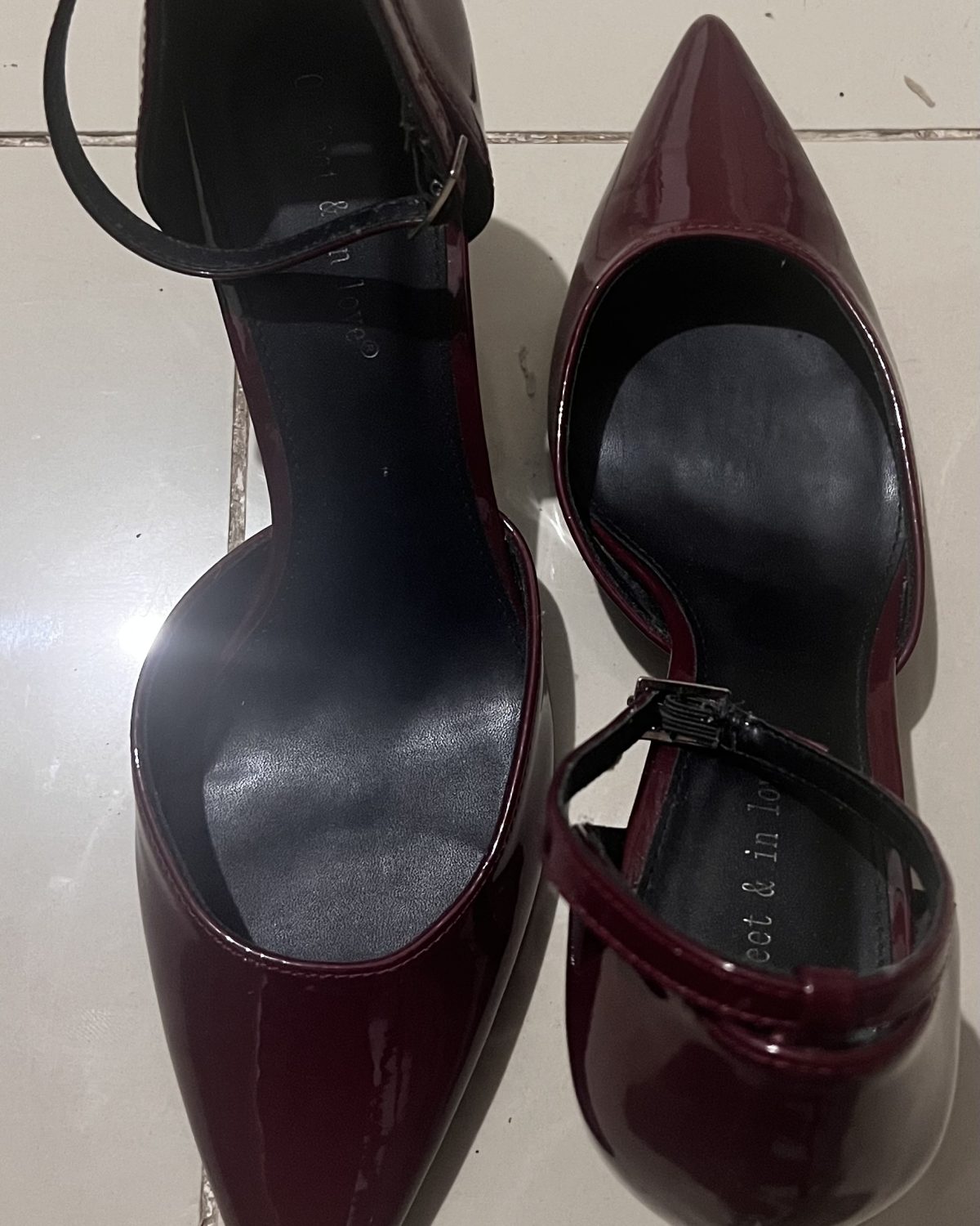 Zapatos de tacón color rojo vino