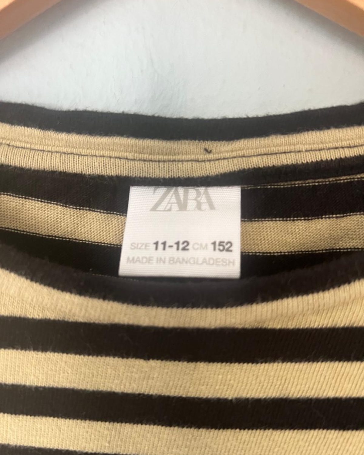 T-shirt de rayas negras y beige para niño Negro en buen estado
