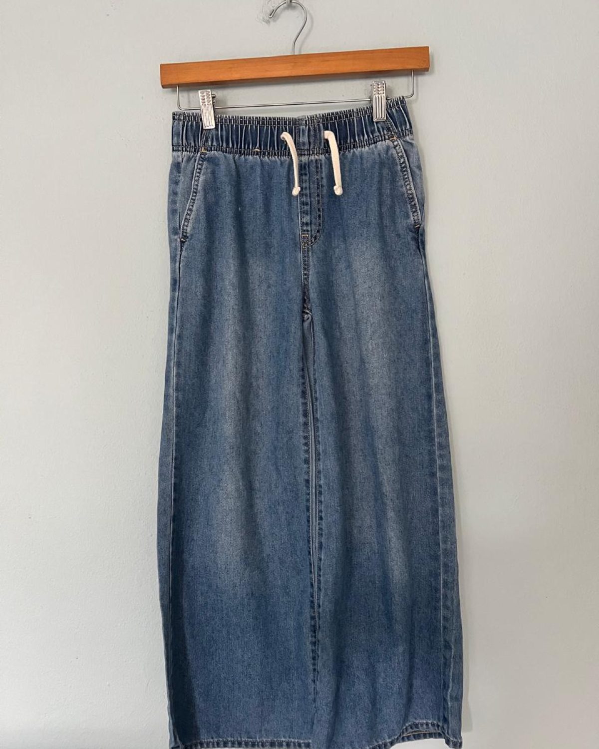 Pantalones de denim azul para niño en buen estado