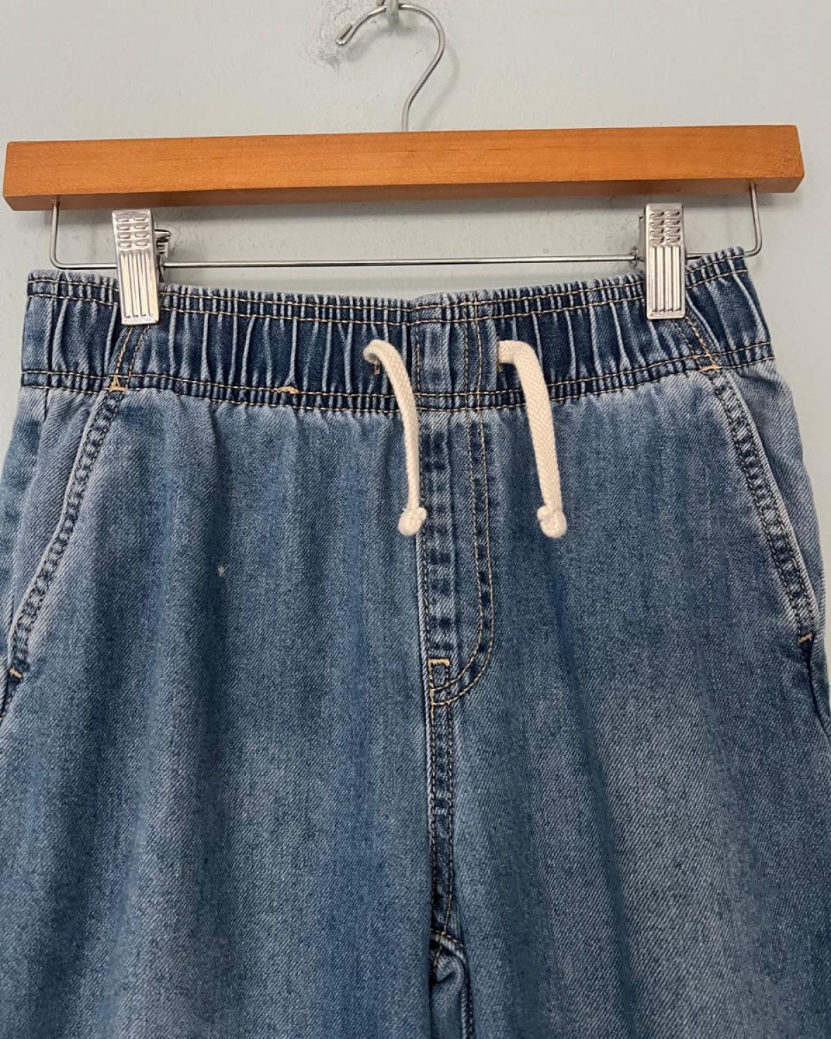 Pantalones de denim azul para niño en buen estado