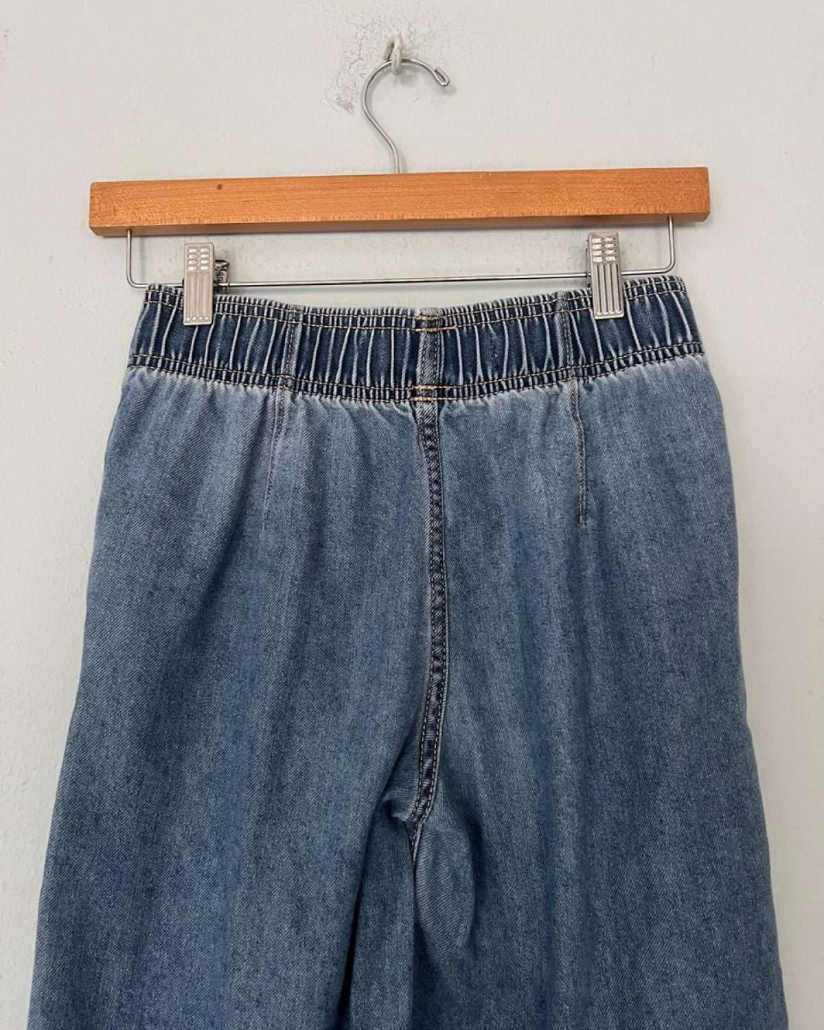 Pantalones de denim azul para niño en buen estado