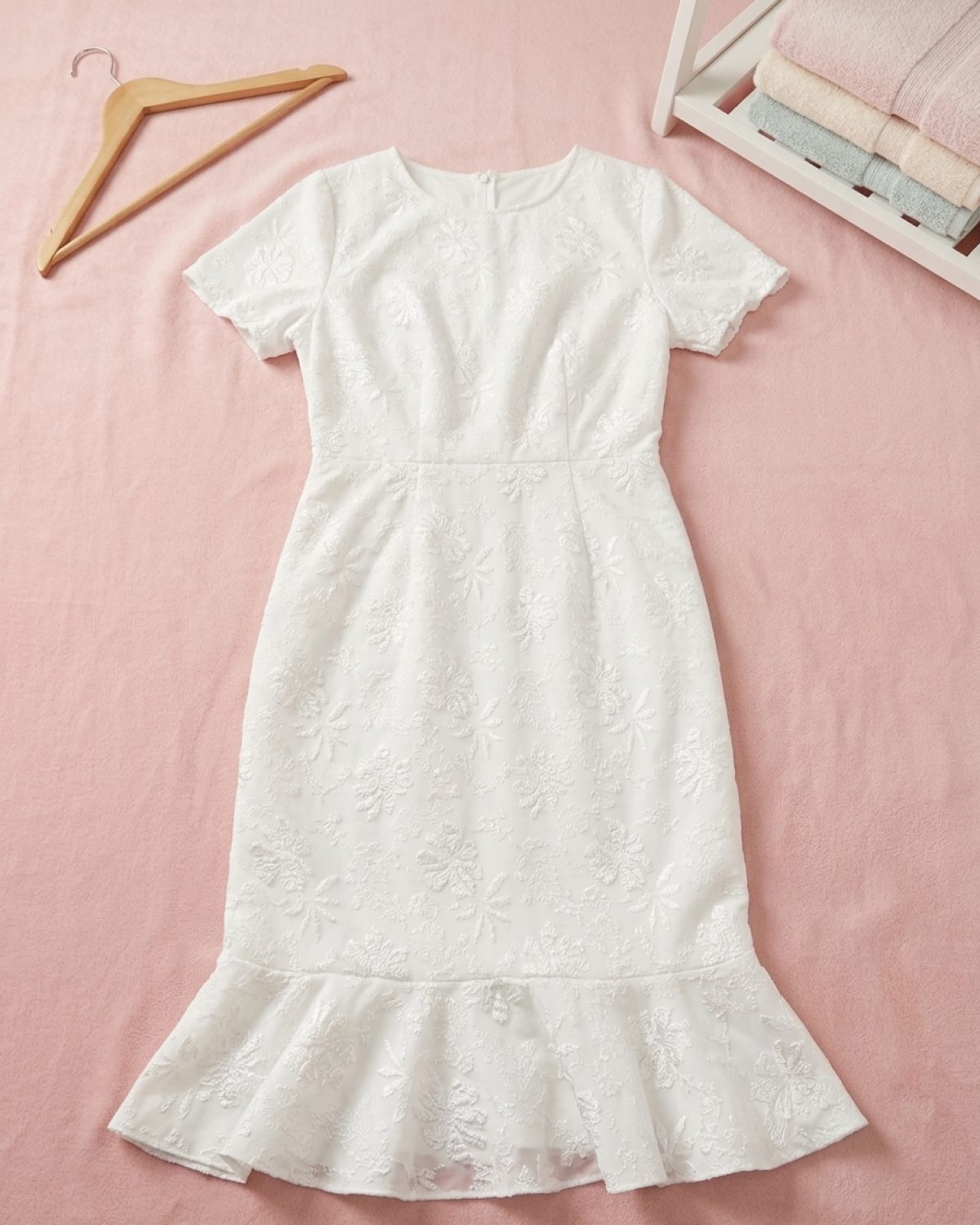 Vestido blanco de mujer con detalles bordados