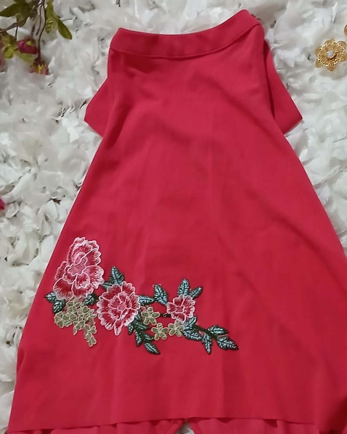 Blusa Roja con Bordado Floral y Espalda Semidescubierta