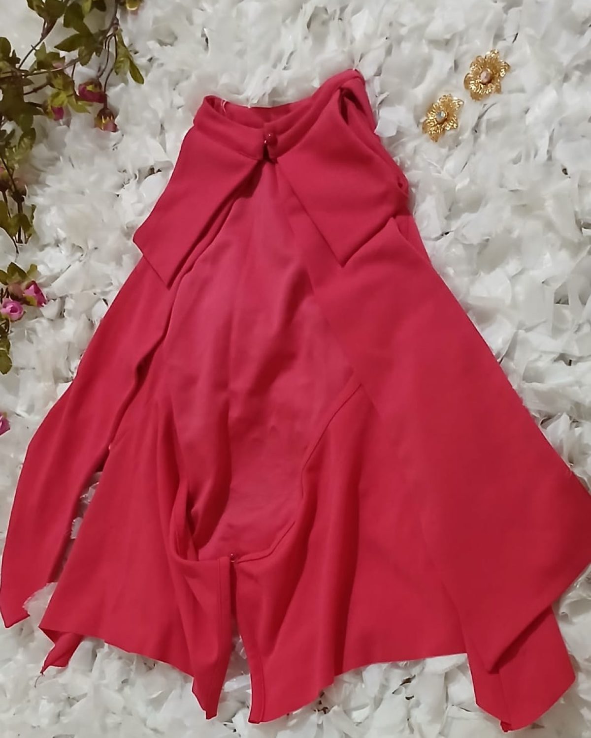 Blusa Roja con Bordado Floral y Espalda Semidescubierta