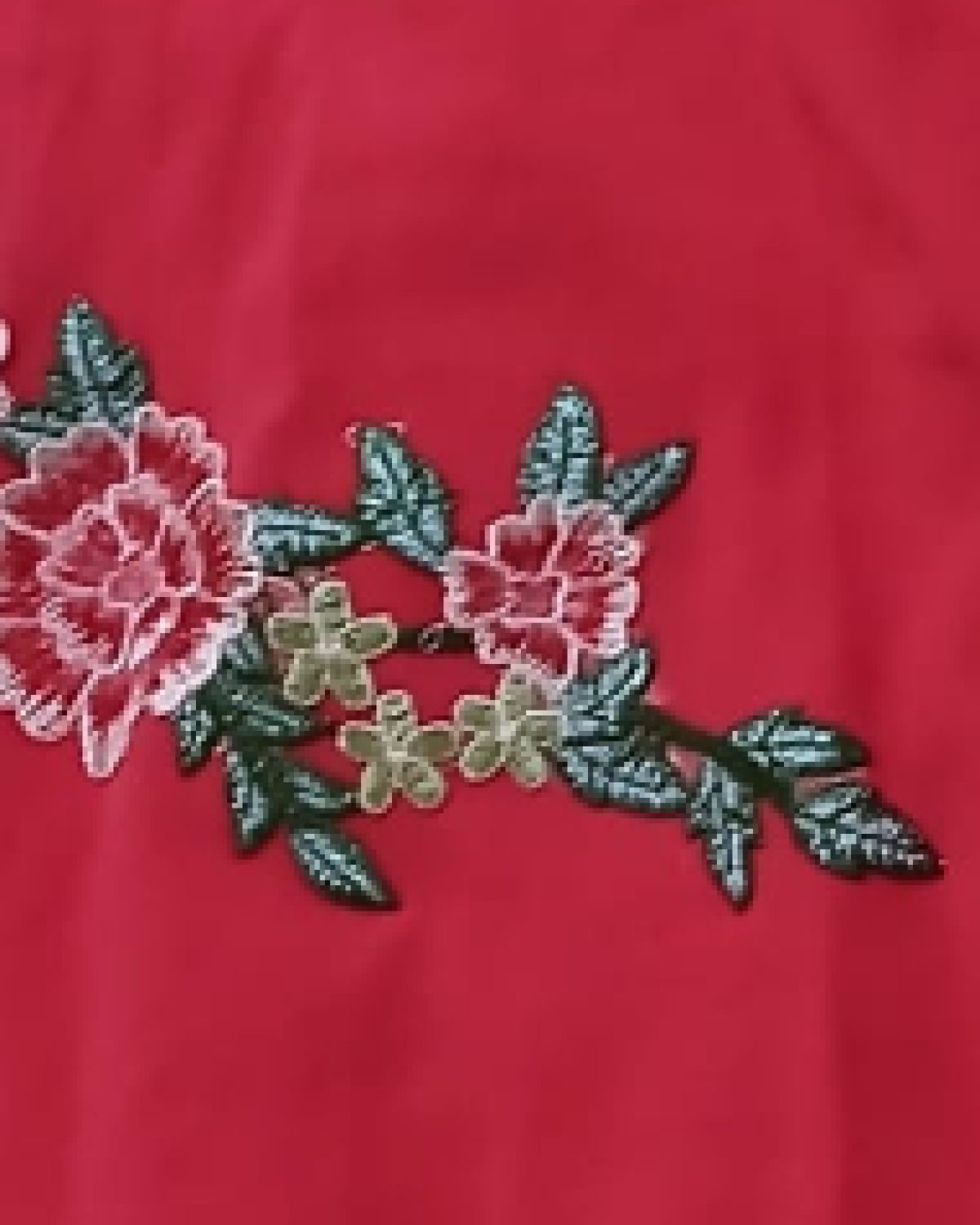 Blusa Roja con Bordado Floral y Espalda Semidescubierta
